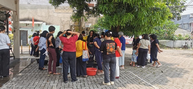 Semangat mengantre untuk mewarnai kainPAKAI